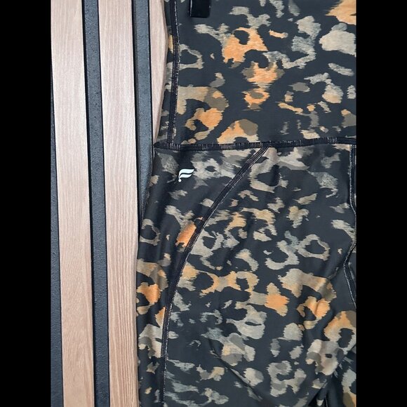 Fabletics Leggings S / M Therma Flex Ultra HighRise Define Powerhold Leopard Art - Picture 7 of 7